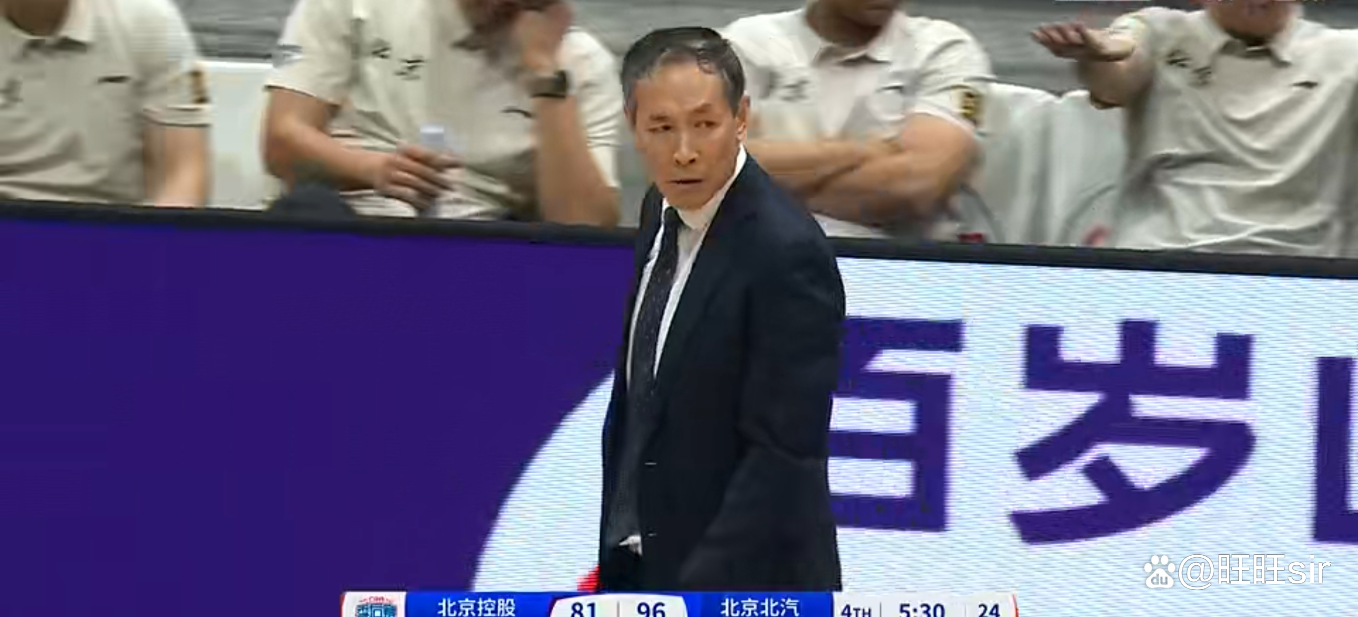 篮下攻坚：北京队抢夺49个篮板，攻守两端占优！的简单介绍